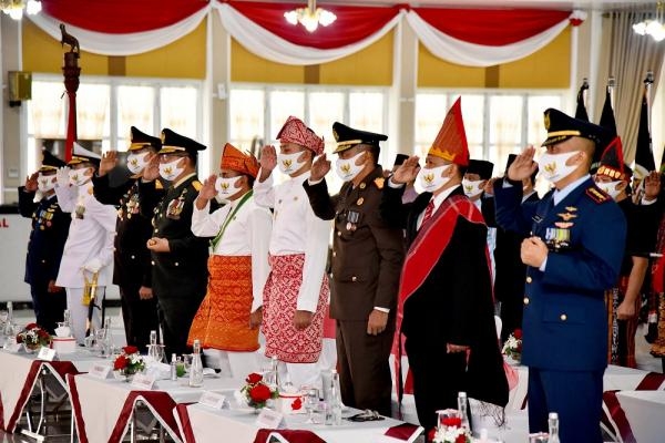 Upacara Penurunan Bendera HUT ke-75 RI Pemprov Sumut Undang Keluarga Tenaga Medis yang Gugur Tangani Covid-19